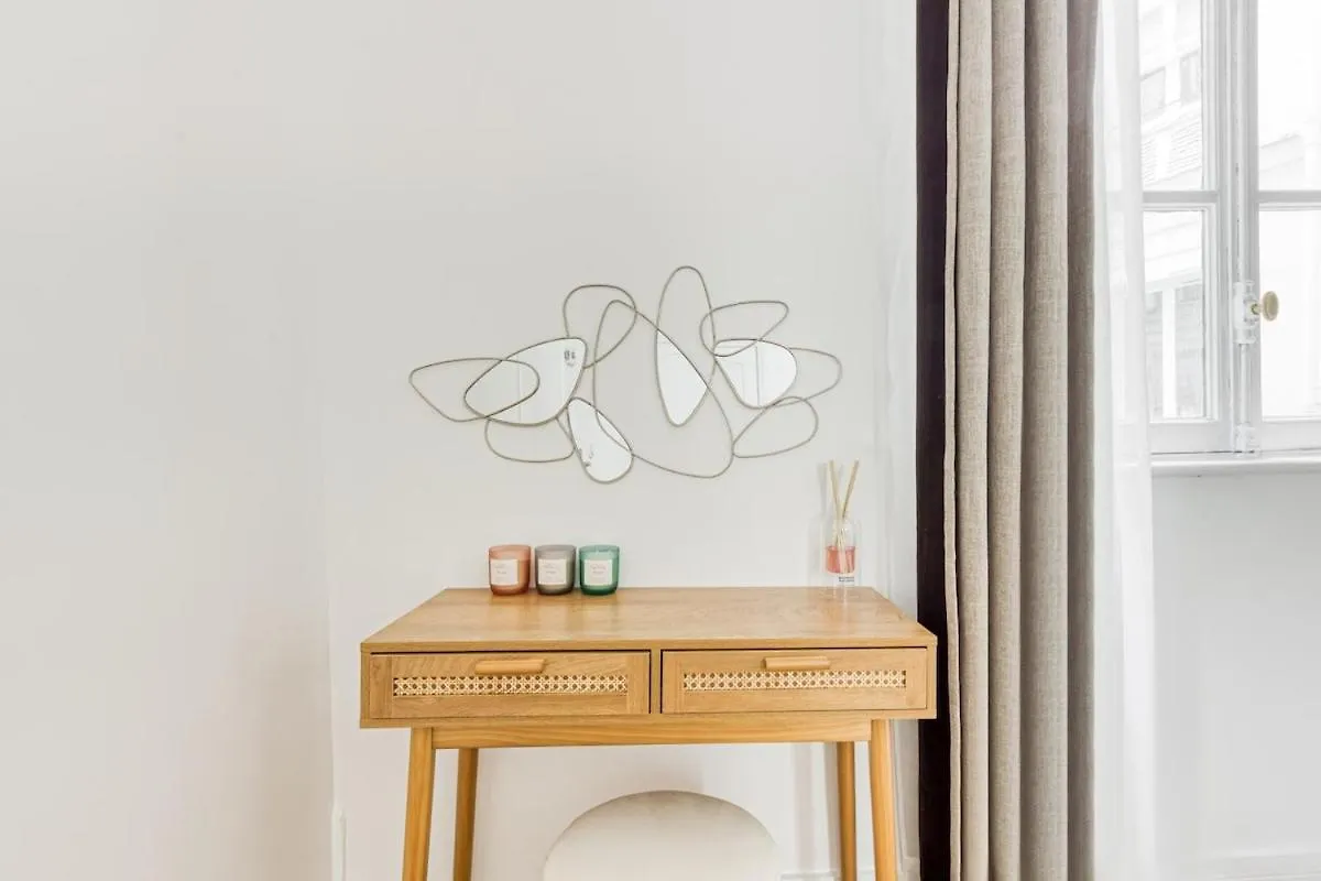 Arc & Luxe Champs-Elysees Paris Apartment