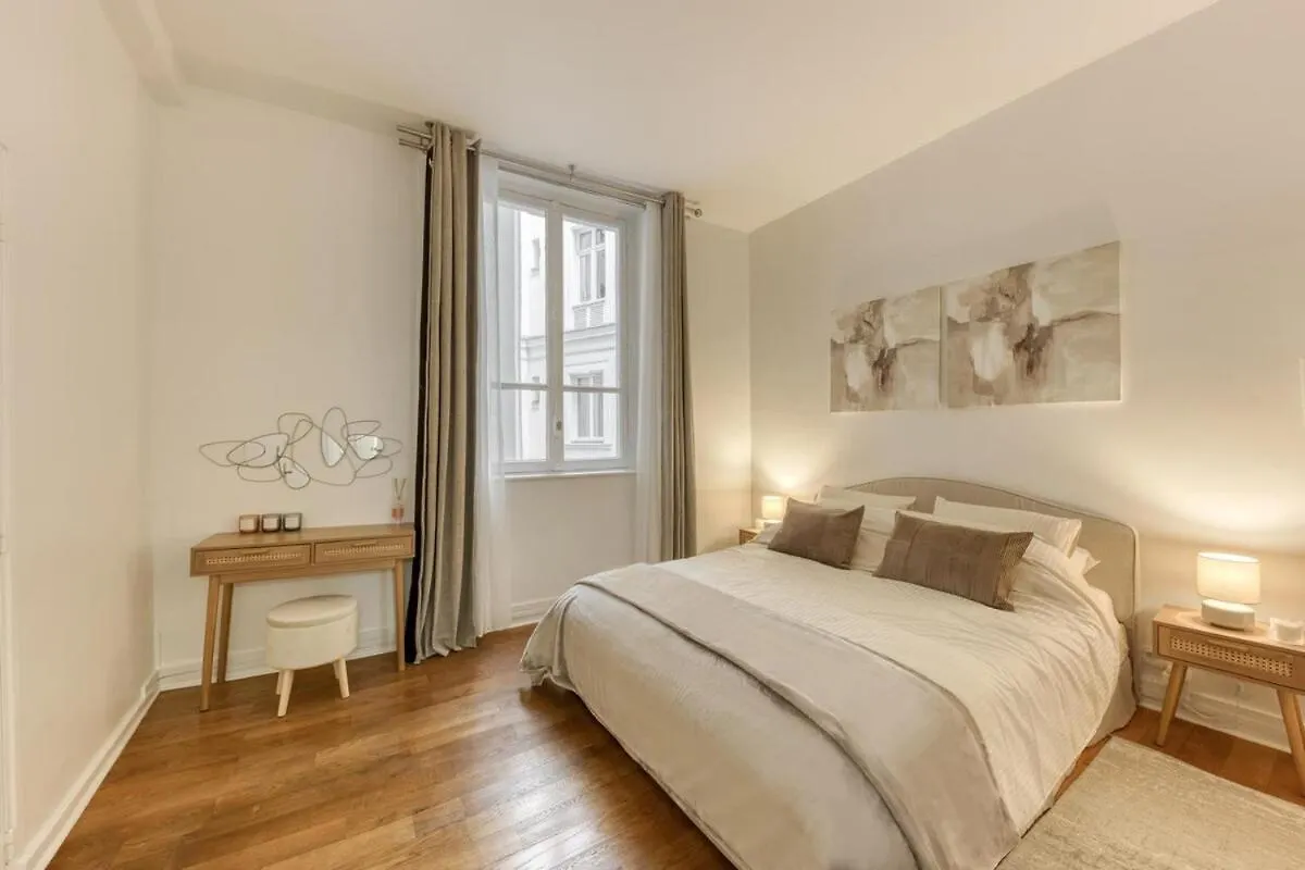 Arc & Luxe Champs-Elysees Paris Apartment